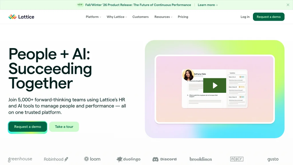 Lattice HR-Software: Headline People plus AI mit Feedback-Diagramm und Kundenlogo-Leiste (Screenshot August 2026)