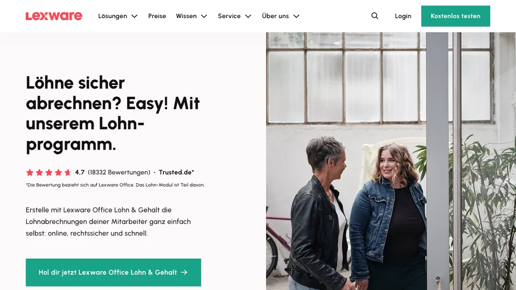 Lexware Office Lohnabrechnung-Software: Rotes Hero mit Laptop zeigt Lohnabrechnung August und Status abgeschlossen (Screenshot August 2026)