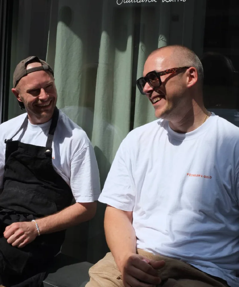 Grischa Herbig und Caspar Krings vor Sandwich Kultur, Feinripp & Gold