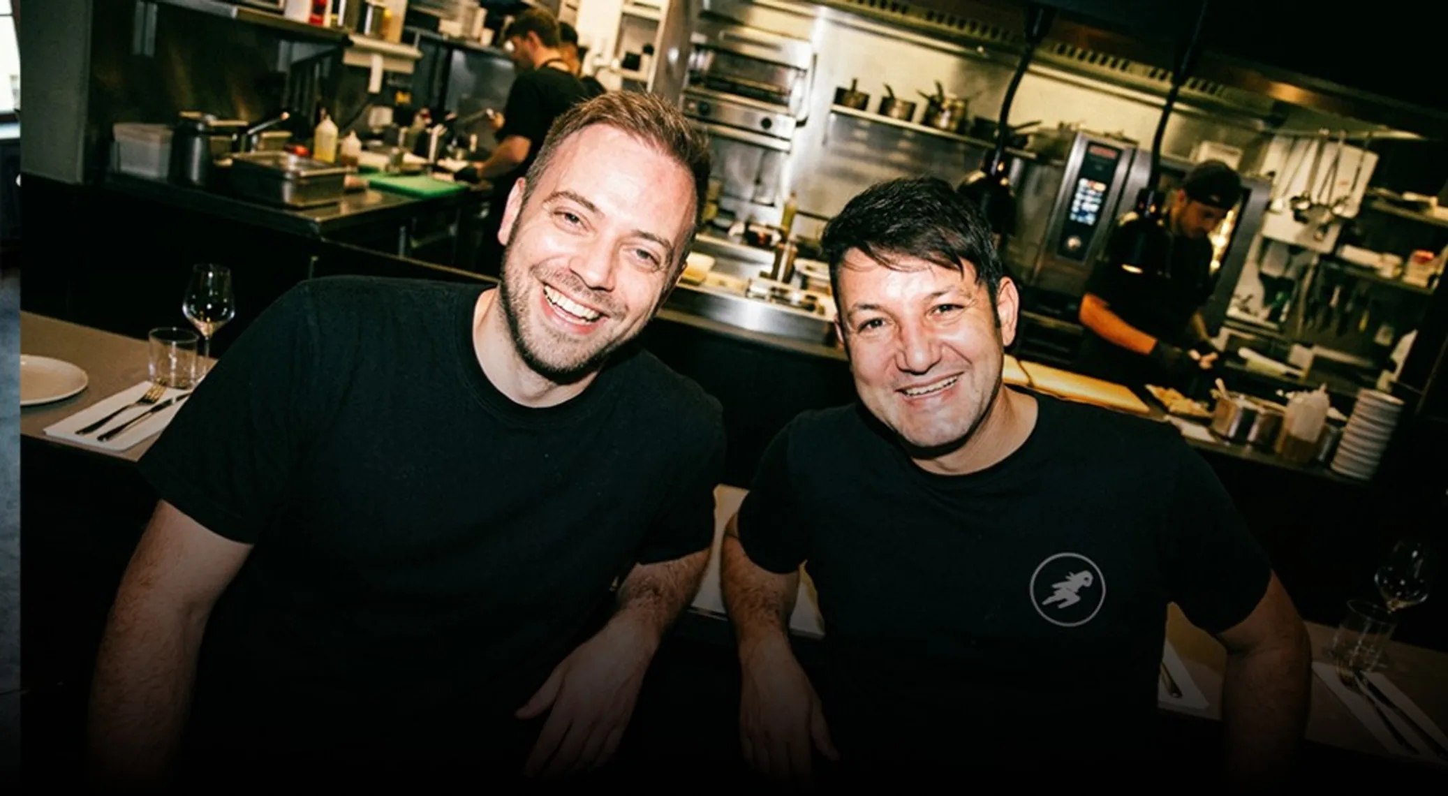 David Keuenhof und Sofien Kouraichi in der Küche von Sushi Ninja